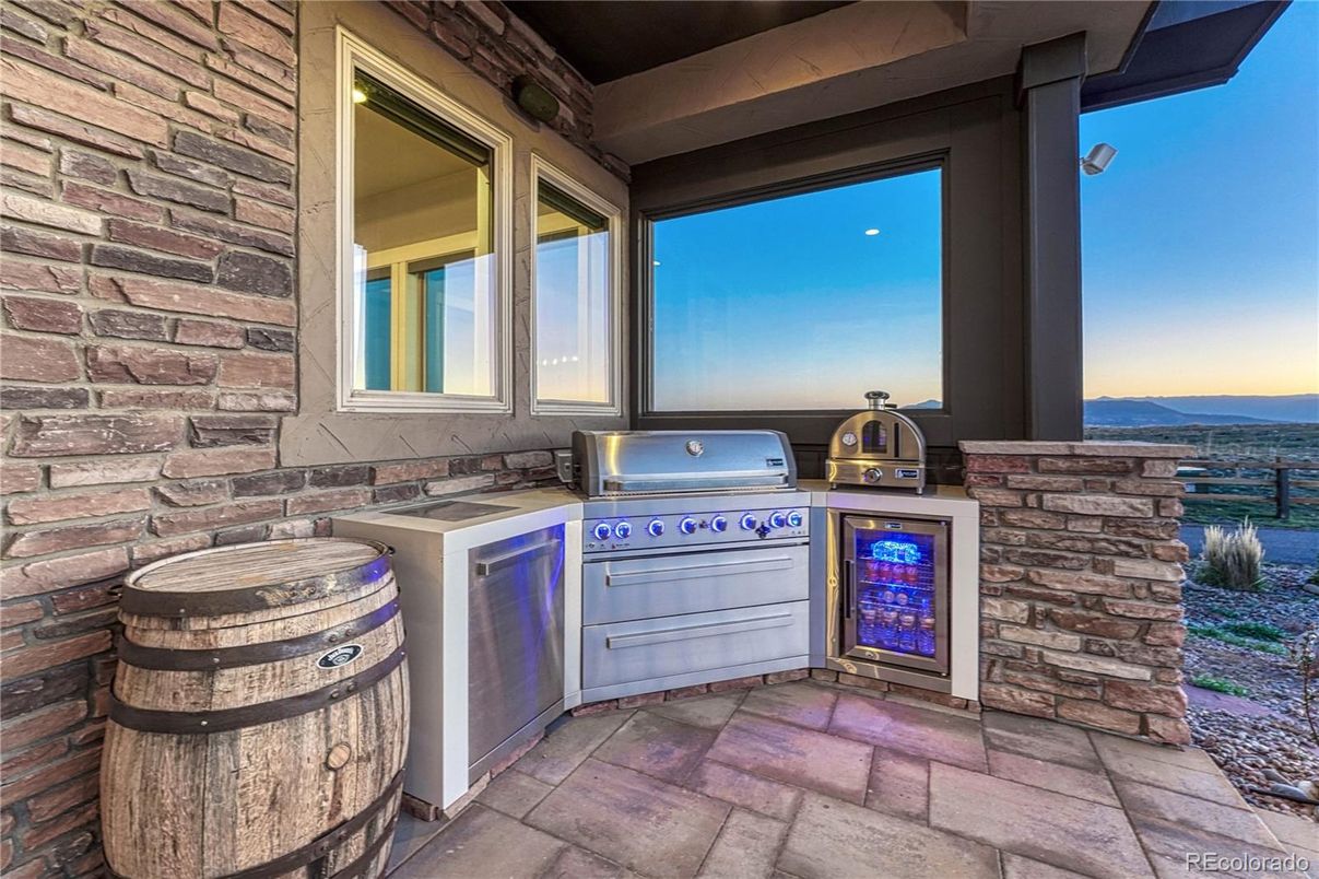 Exterior, Outdoor Kitchen, Water