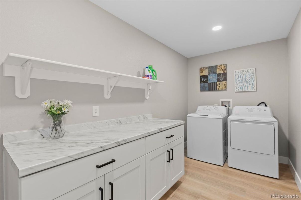 Interior, Recessed Lighting, Washer, Wood Texture Flooring