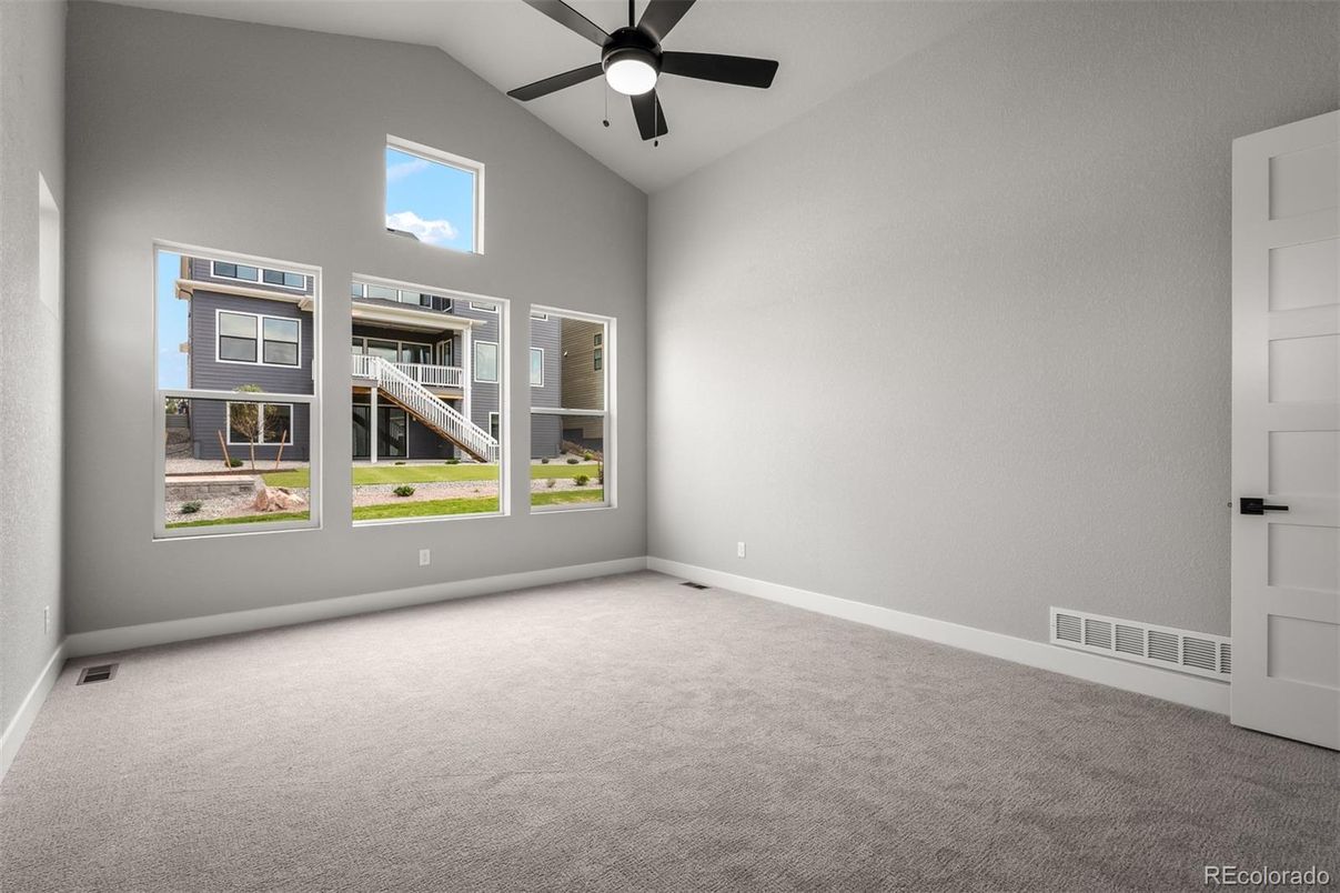 Empty room, Interior