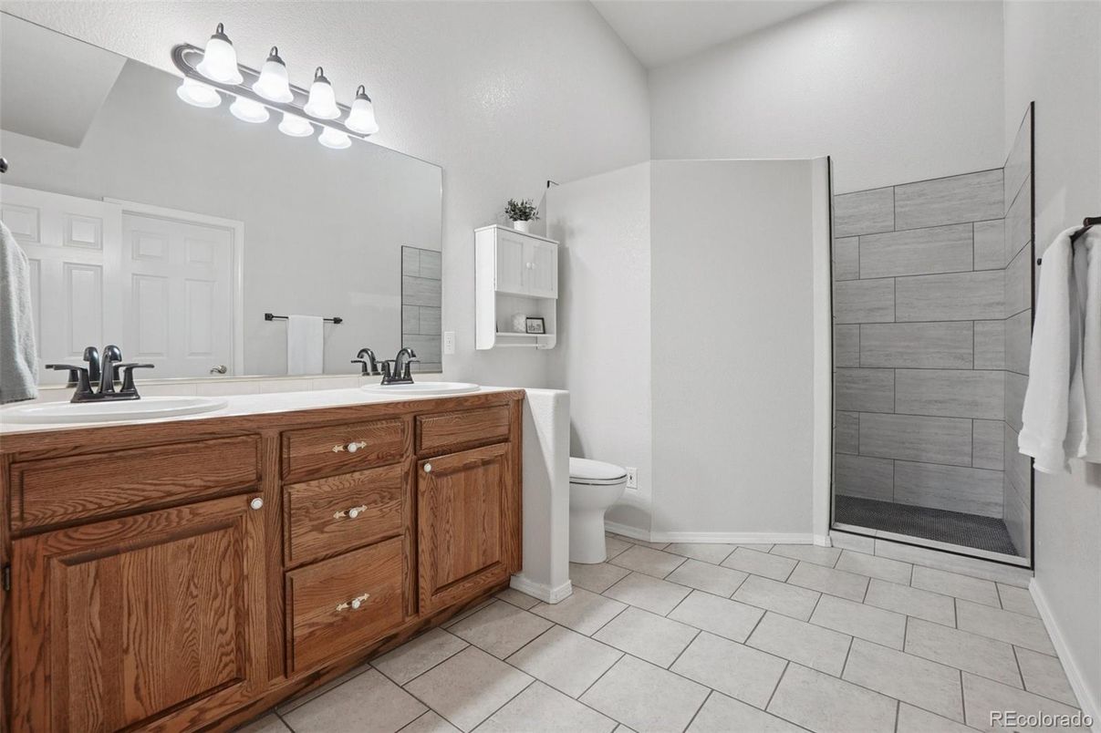 Bathroom, Dual Sink Vanities, Interior