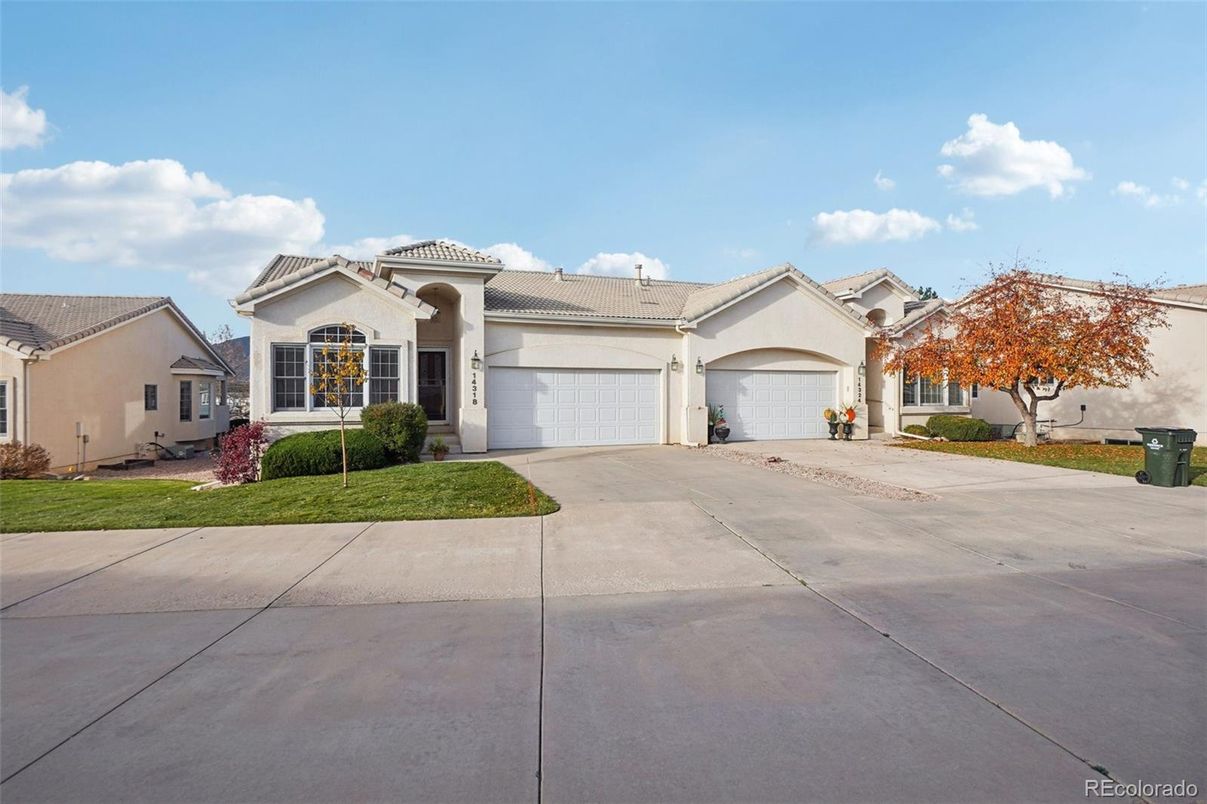 Attached, Exterior, Facade, Mediterranean