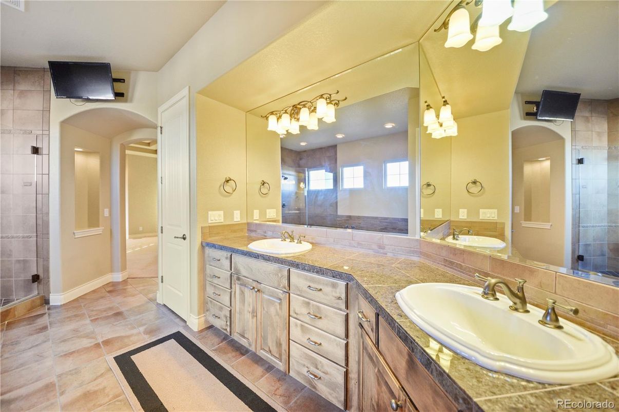 Bathroom, Dual Sink Vanities, Interior, Recessed Lighting