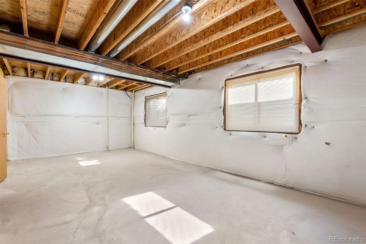 Empty room, Garage, Interior, Wooden Beams, Wooden Ceilings