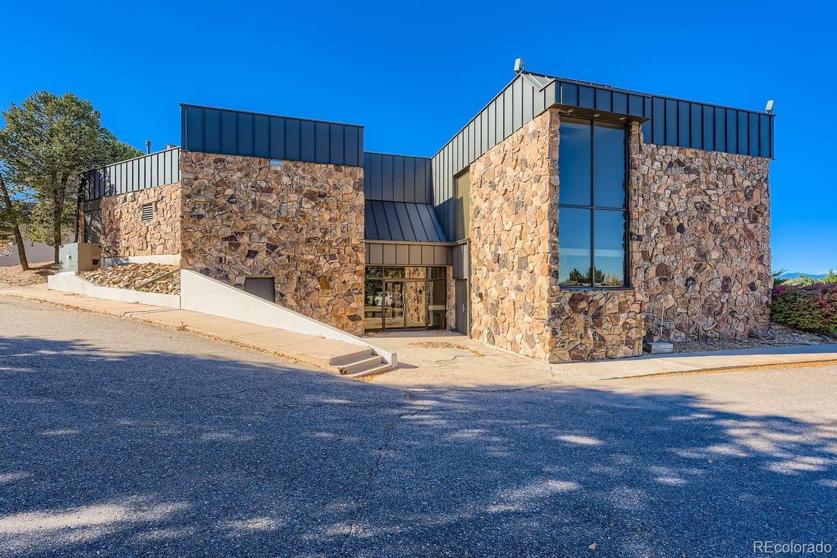 Exterior, Facade, Modern