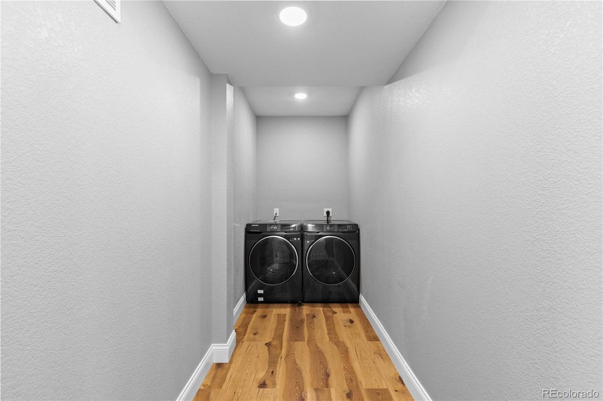 Interior, Recessed Lighting, Washer, Wood Texture Flooring