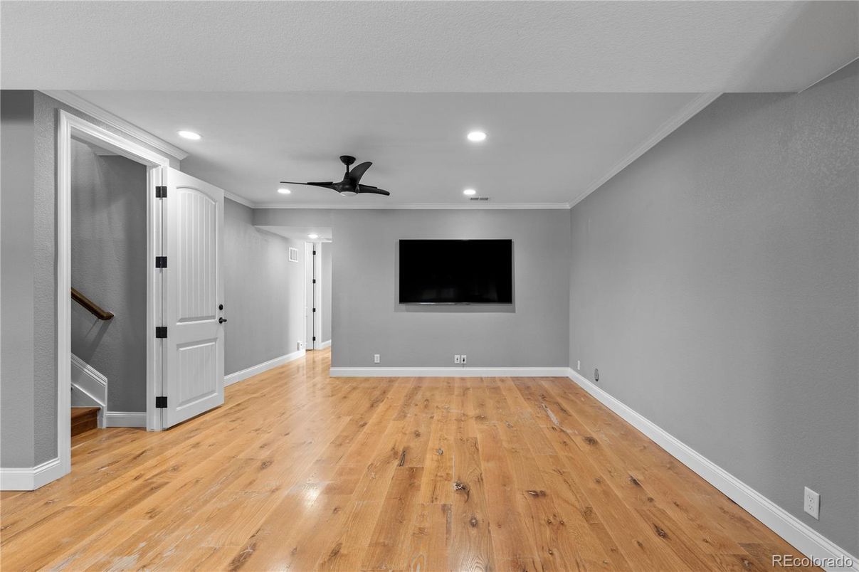 Empty room, Interior, Recessed Lighting, Wood Texture Flooring