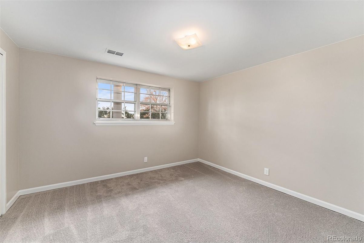 Empty room, Interior