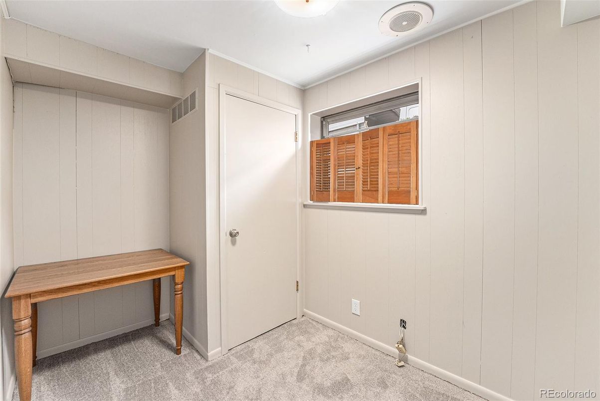 Empty room, Interior