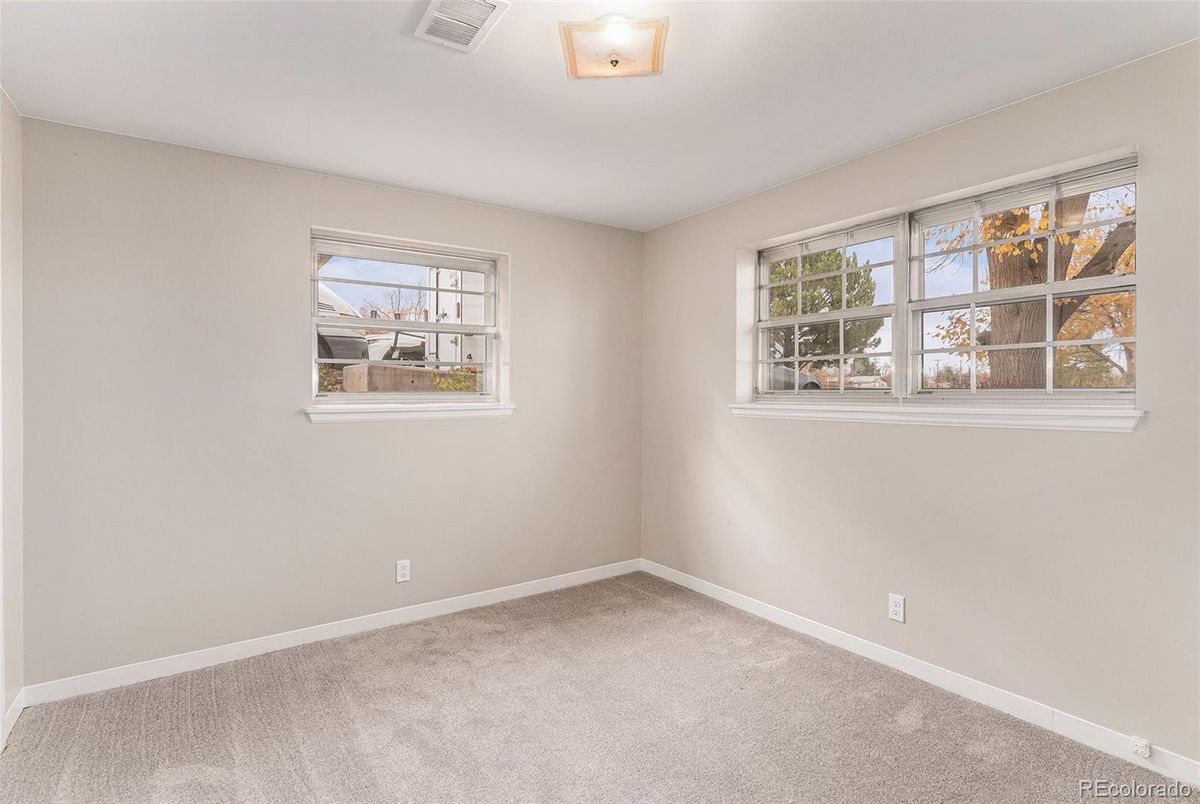Empty room, Interior