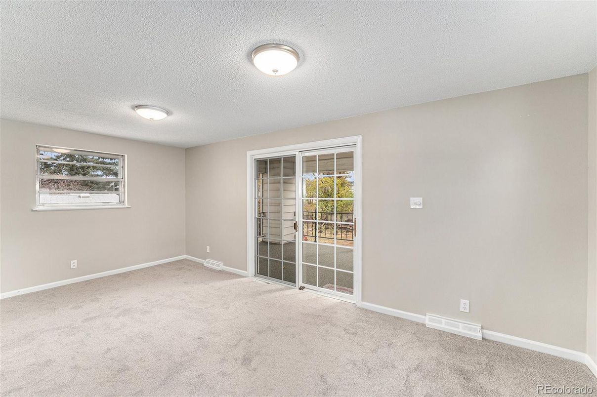 Empty room, Interior