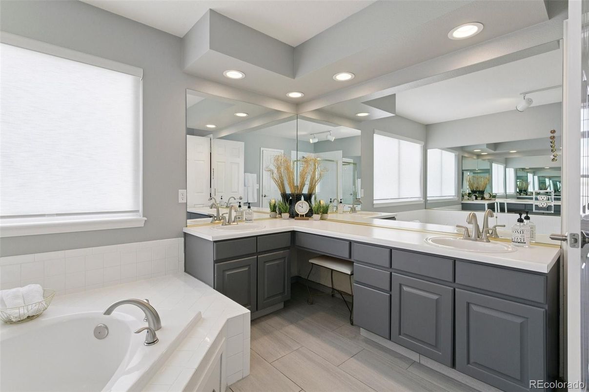 Bathroom, Dual Sink Vanities, Interior, Recessed Lighting