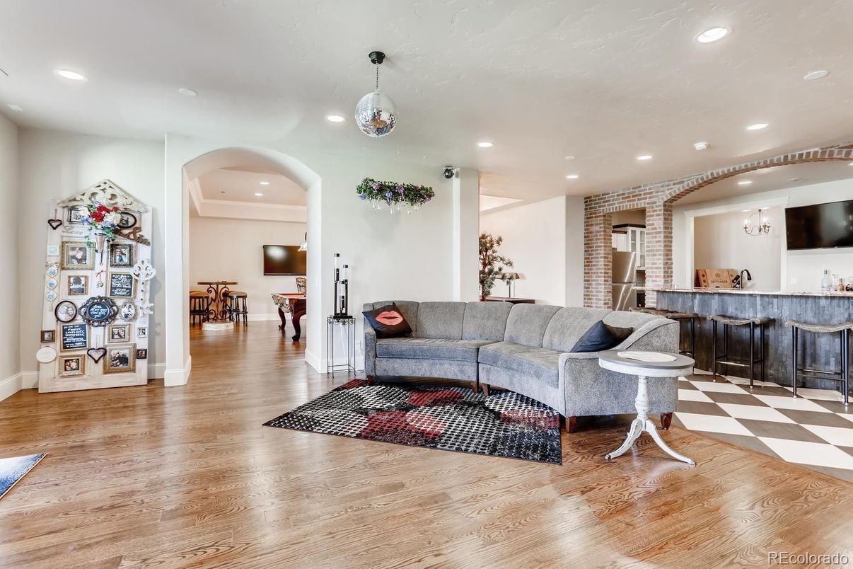 Interior, Living room, Pendant Lights, Recessed Lighting, Wood Texture Flooring