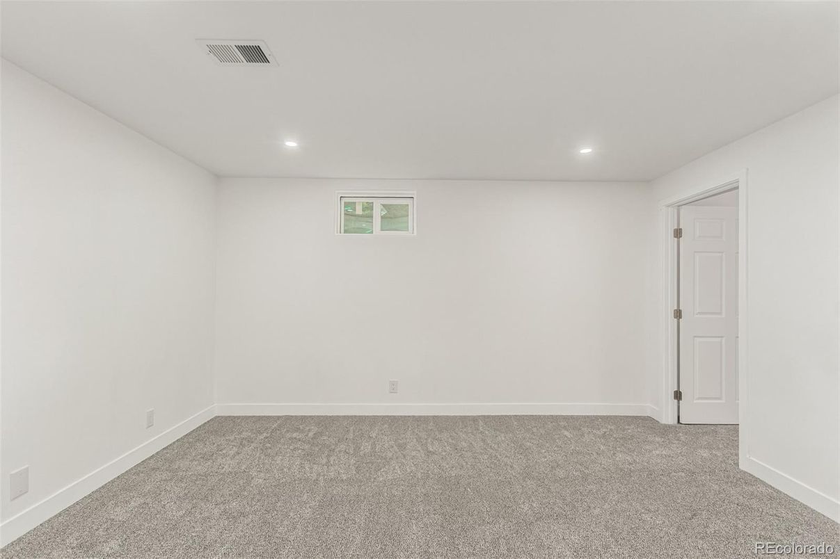 Empty room, Interior, Recessed Lighting