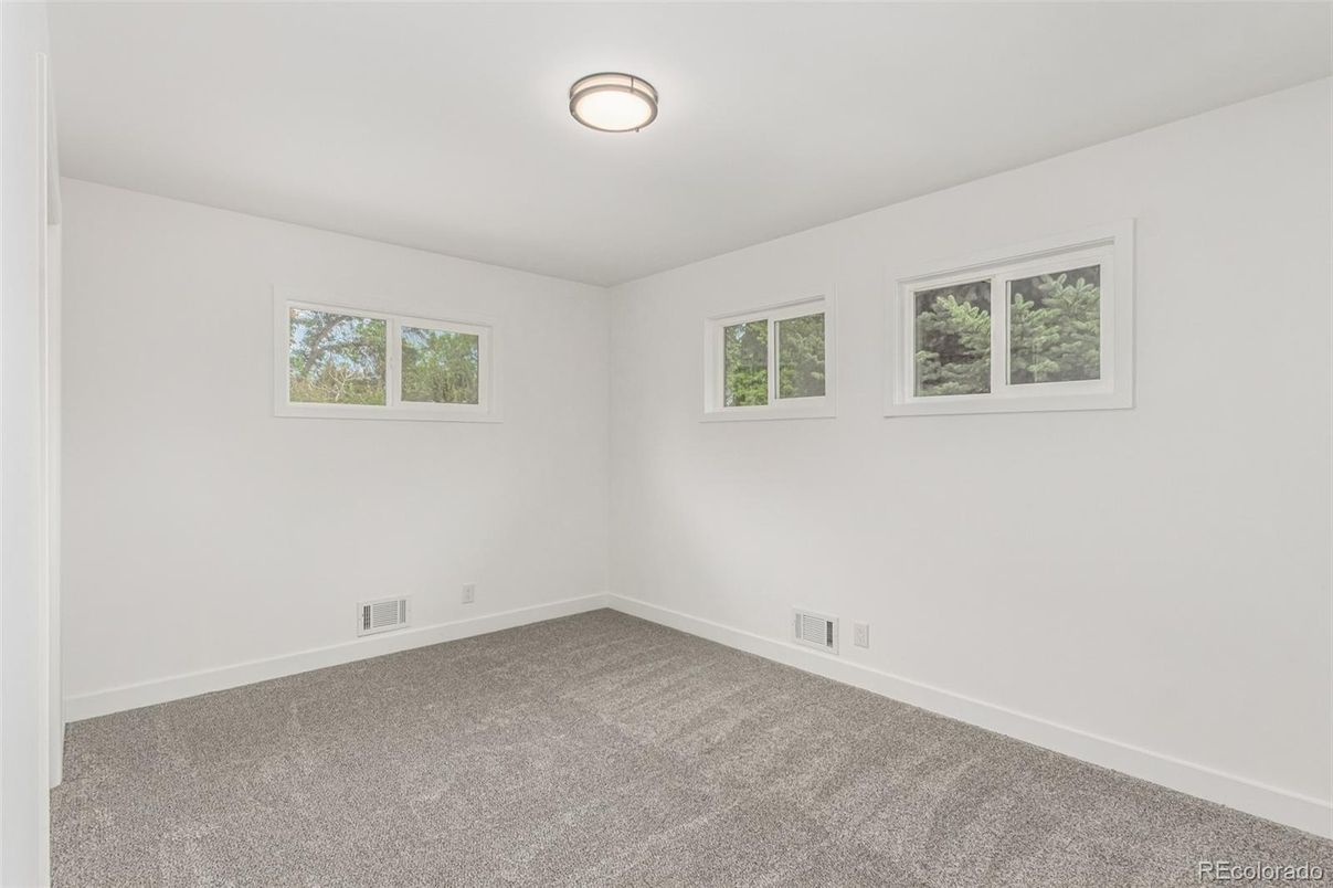 Empty room, Interior