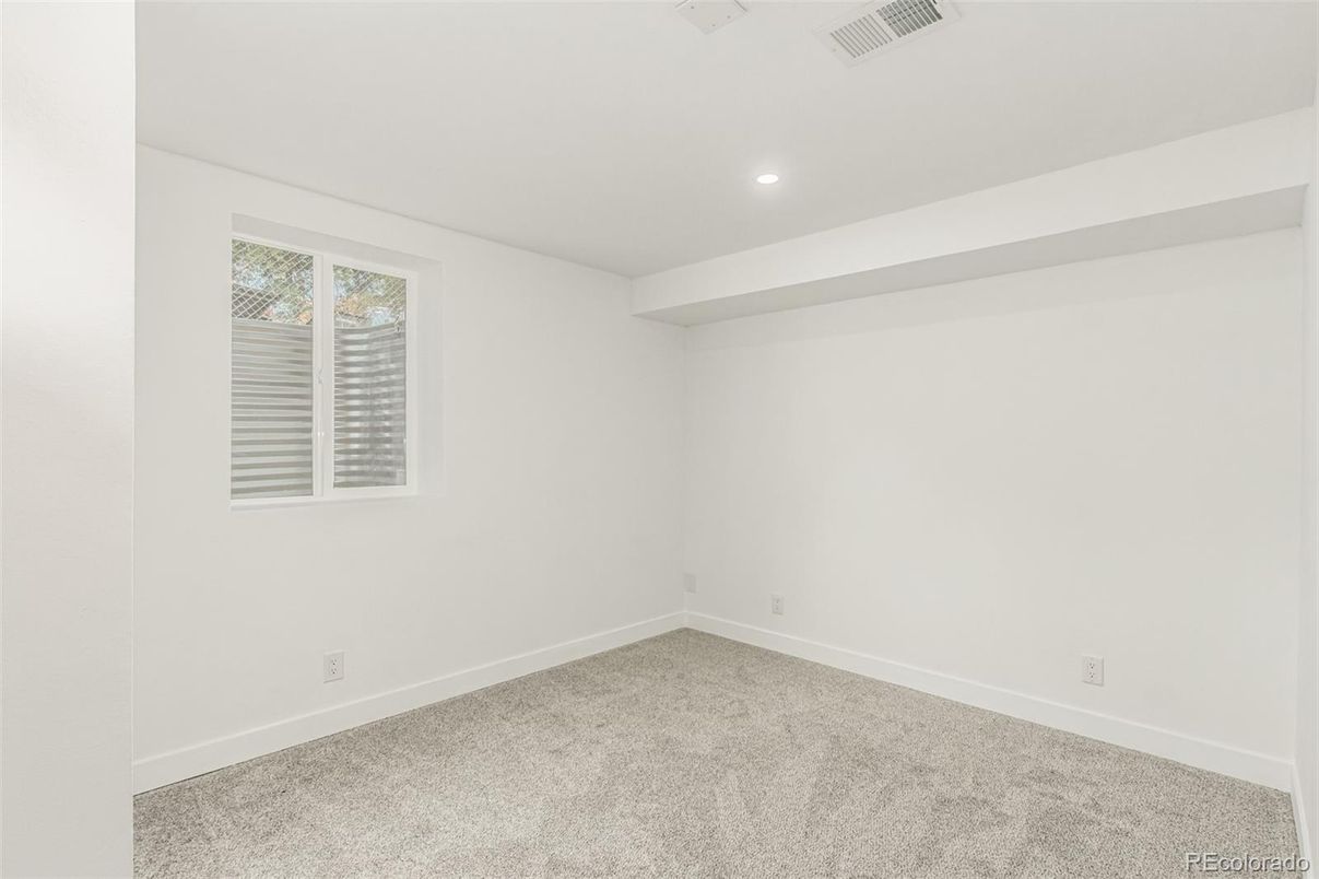 Empty room, Interior, Recessed Lighting