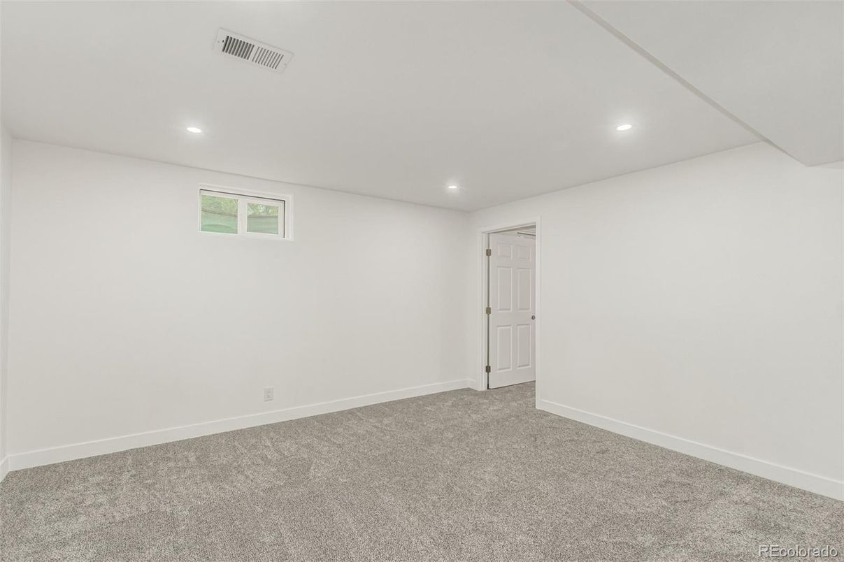 Empty room, Interior, Recessed Lighting