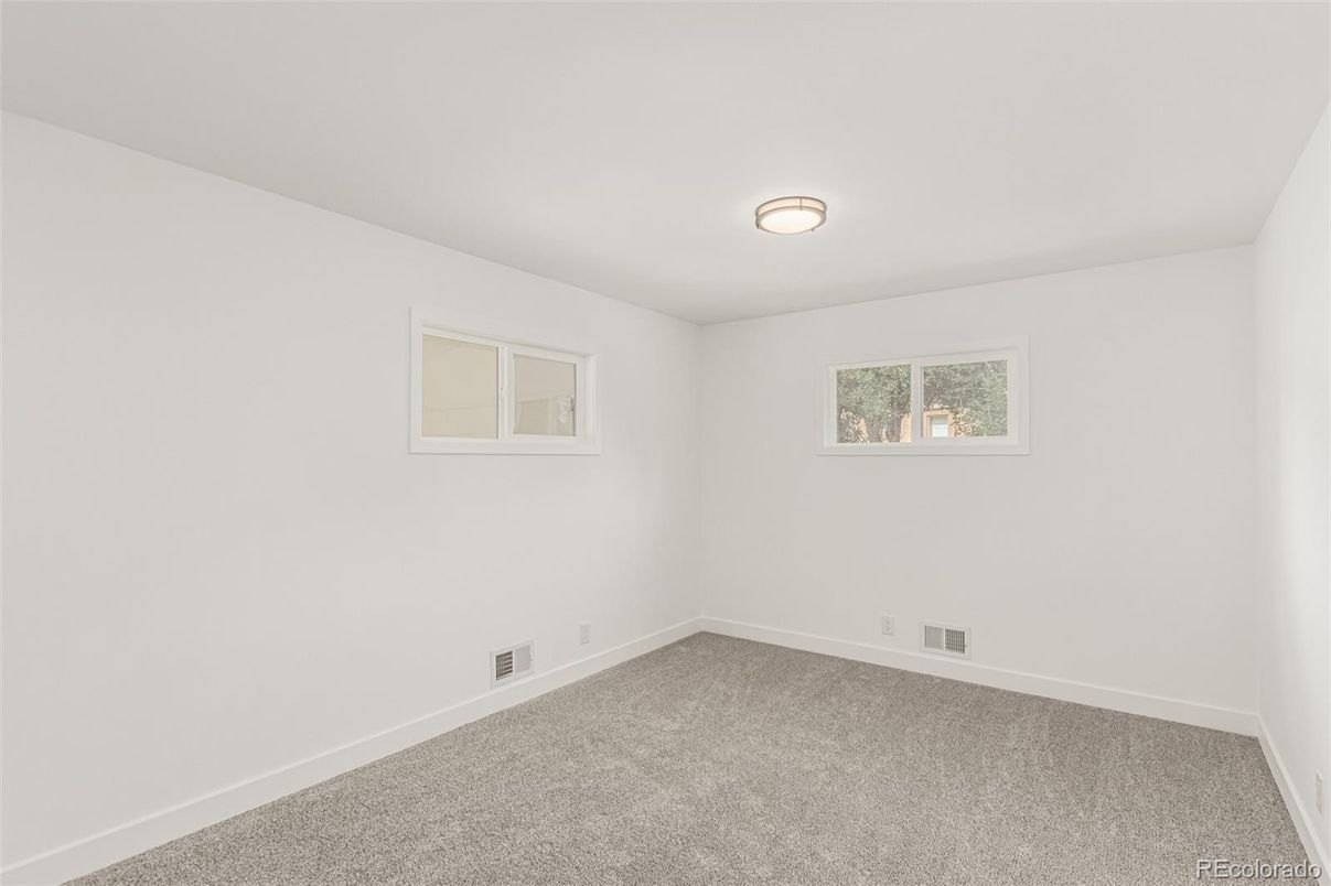 Empty room, Interior