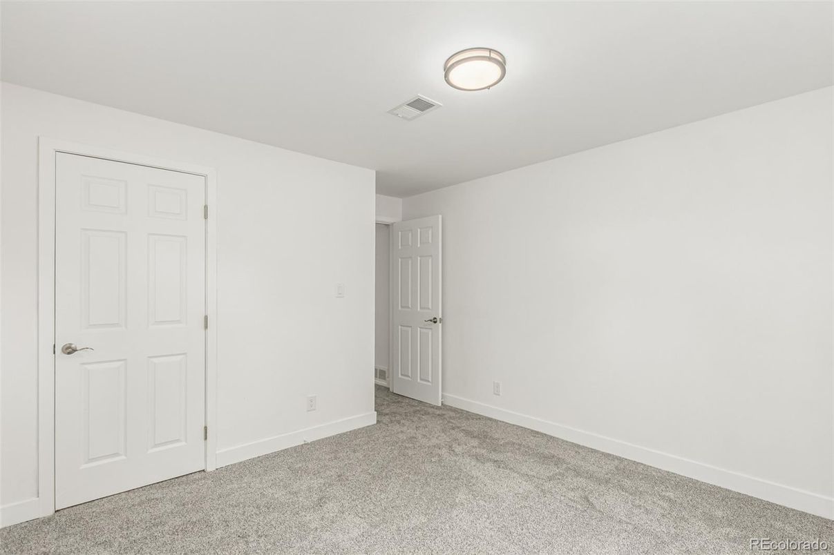 Empty room, Interior