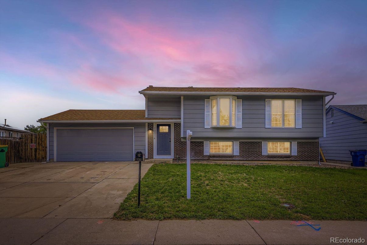 Attached, Exterior, Facade, Split Level