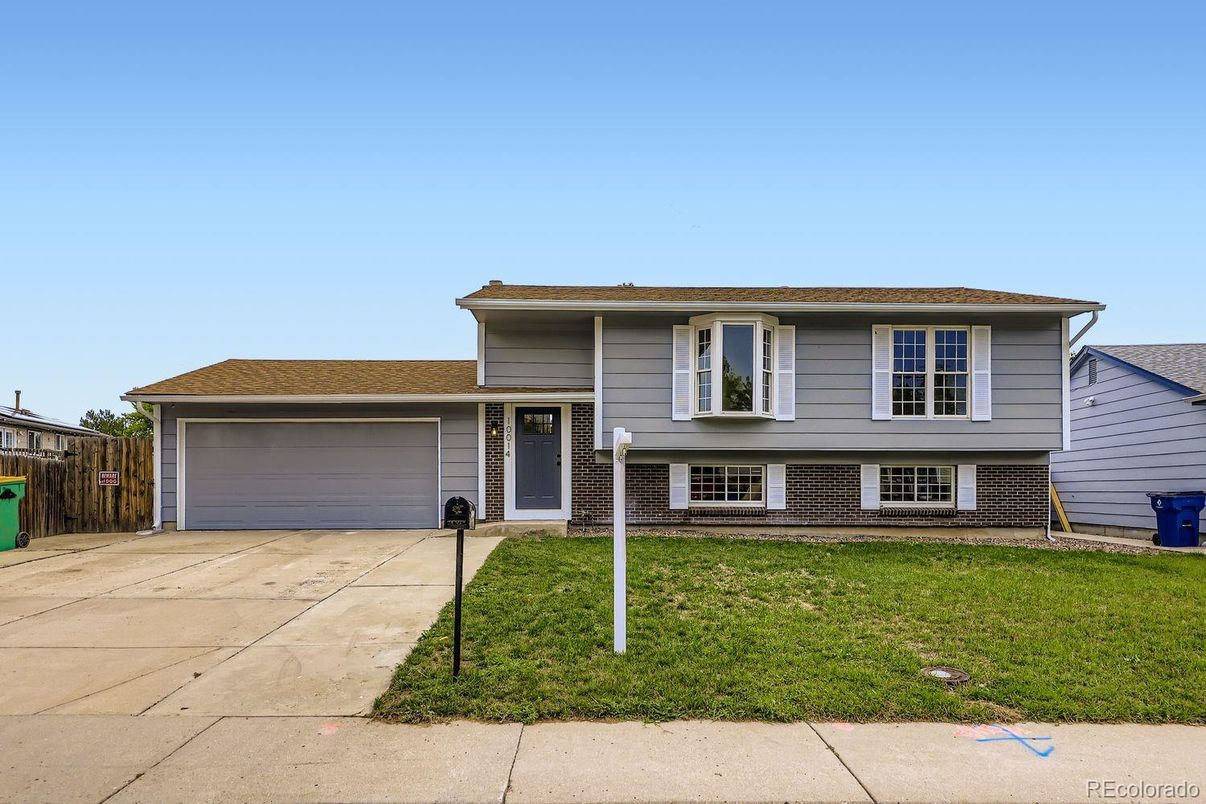 Attached, Exterior, Facade, Split Level