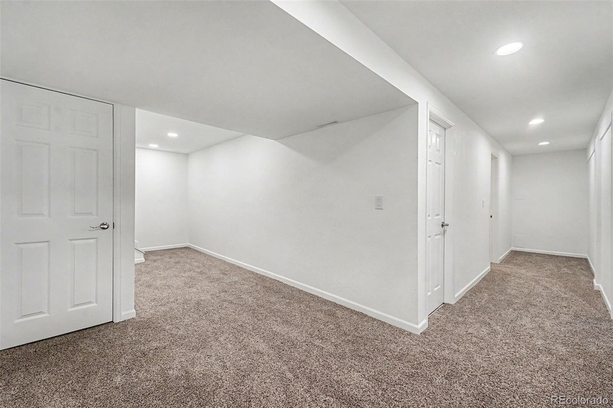 Empty room, Interior, Recessed Lighting