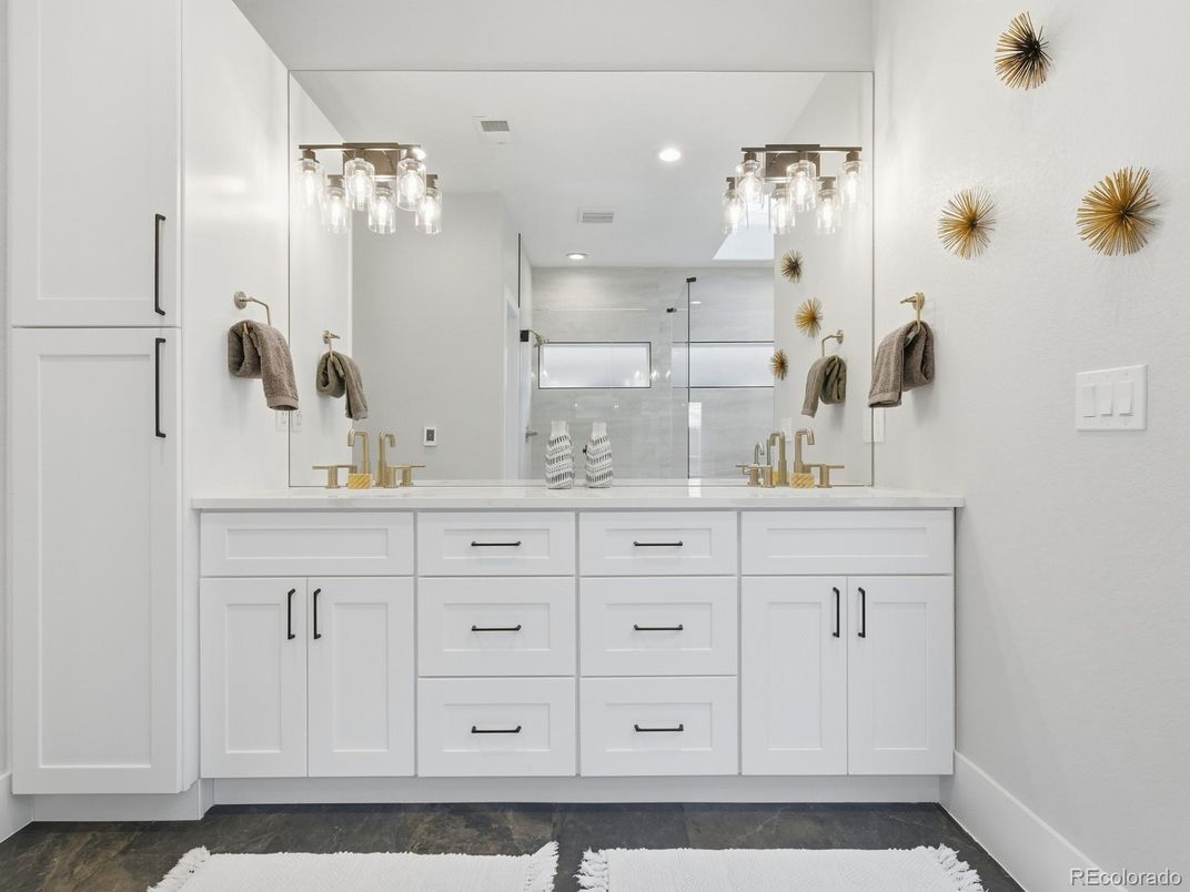 Bathroom, Dual Sink Vanities, Interior, Recessed Lighting