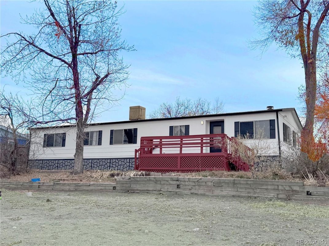 Attached, Exterior, Facade, Split Level