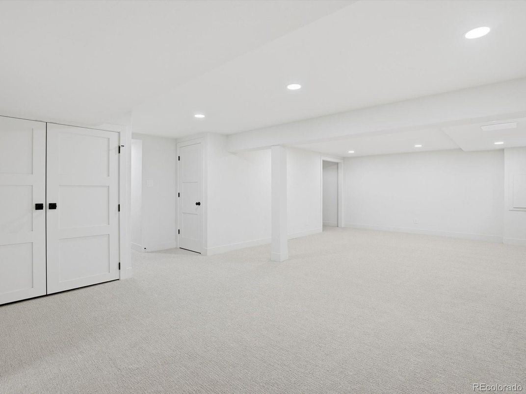 Empty room, Interior, Recessed Lighting