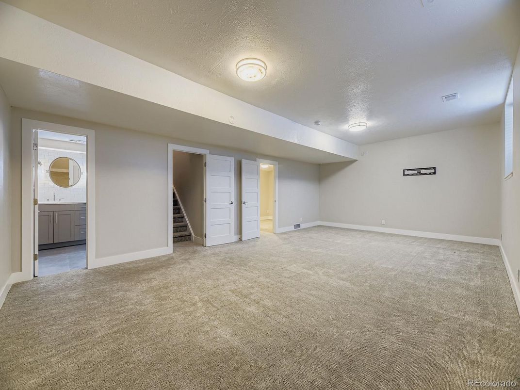 Empty room, Interior