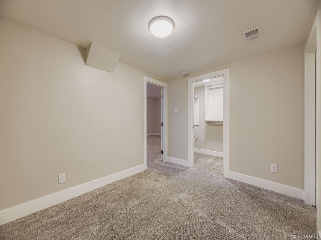 Empty room, Interior