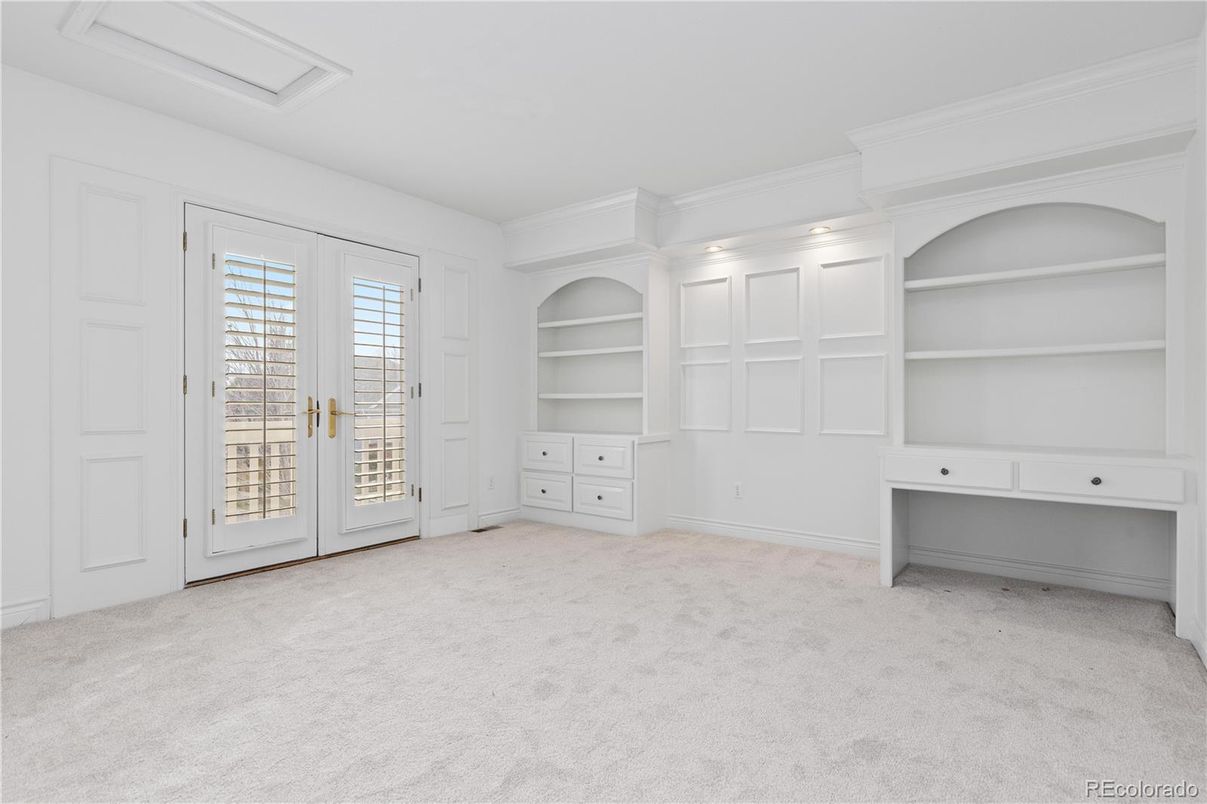 Empty room, Interior