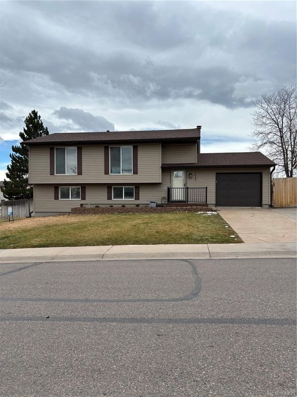 Attached, Exterior, Facade, Split Level