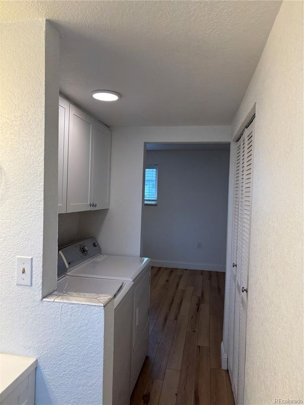Interior, Recessed Lighting, Washer, Wood Texture Flooring