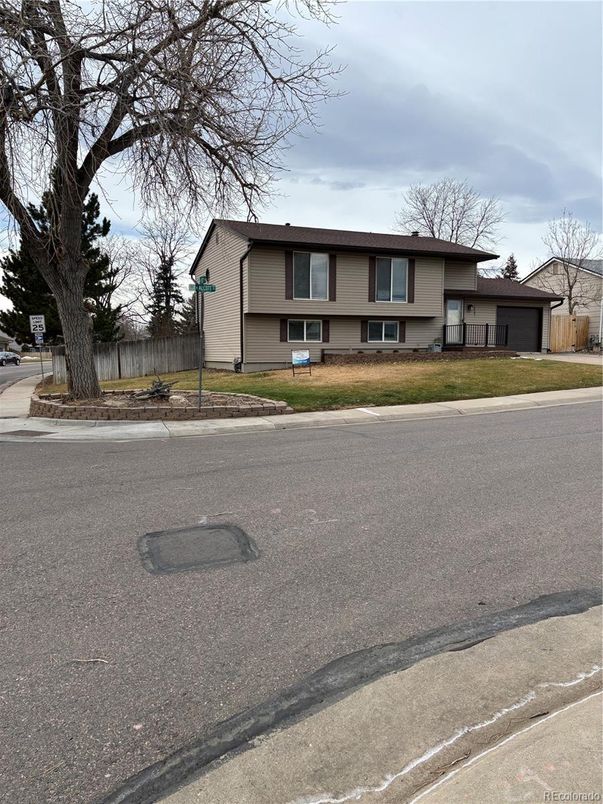 Attached, Exterior, Facade, Split Level