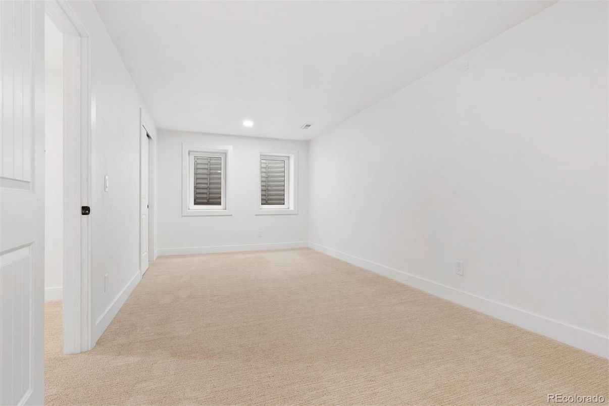 Empty room, Interior, Recessed Lighting