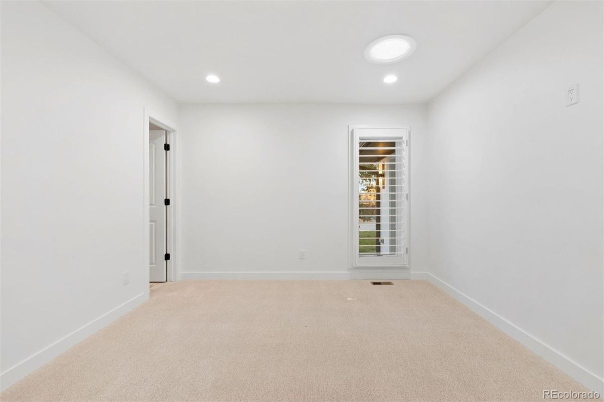 Empty room, Interior, Recessed Lighting