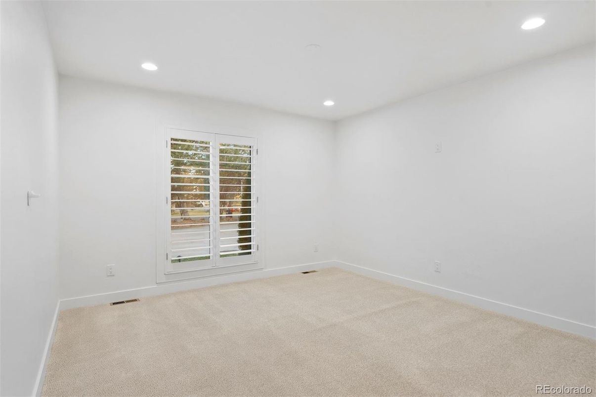 Empty room, Interior, Recessed Lighting