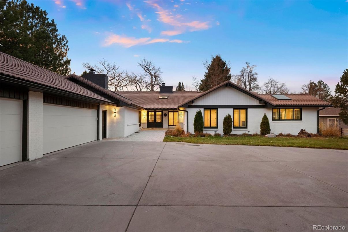 Attached, Exterior, Facade, Ranch