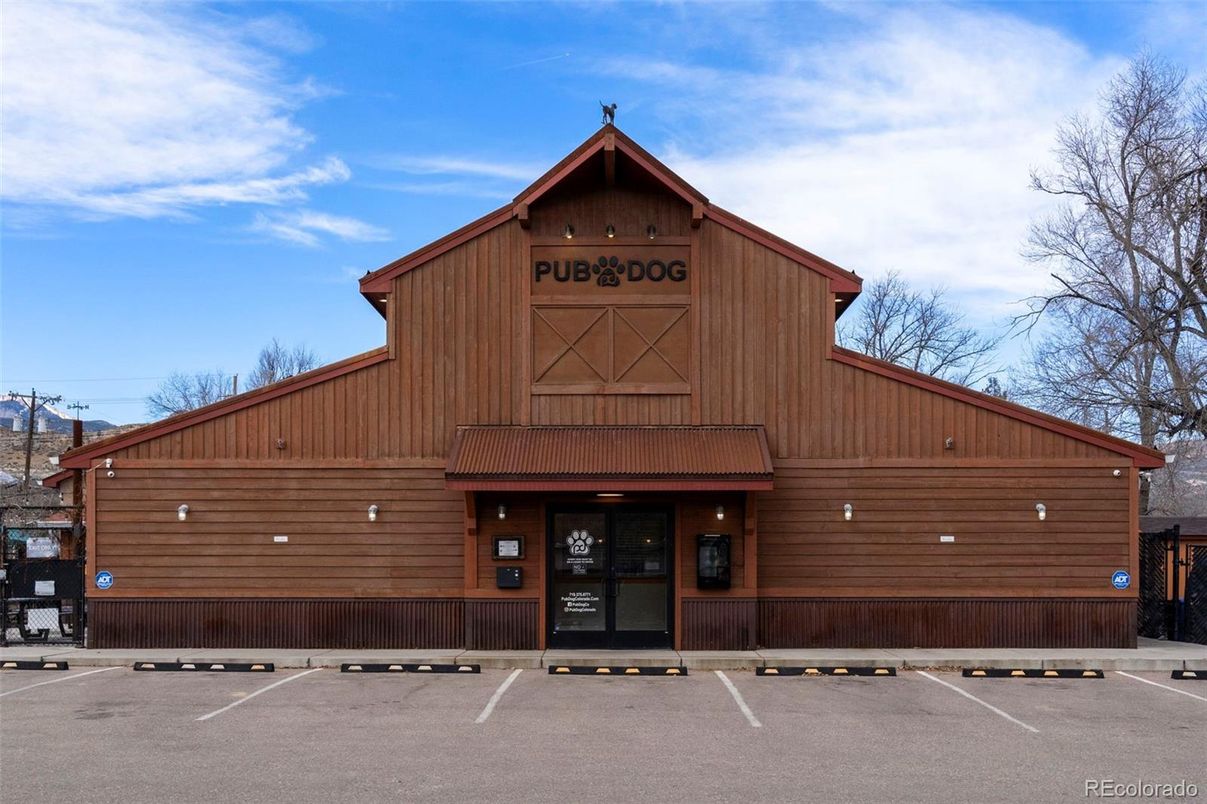 Exterior, Facade, Log Home
