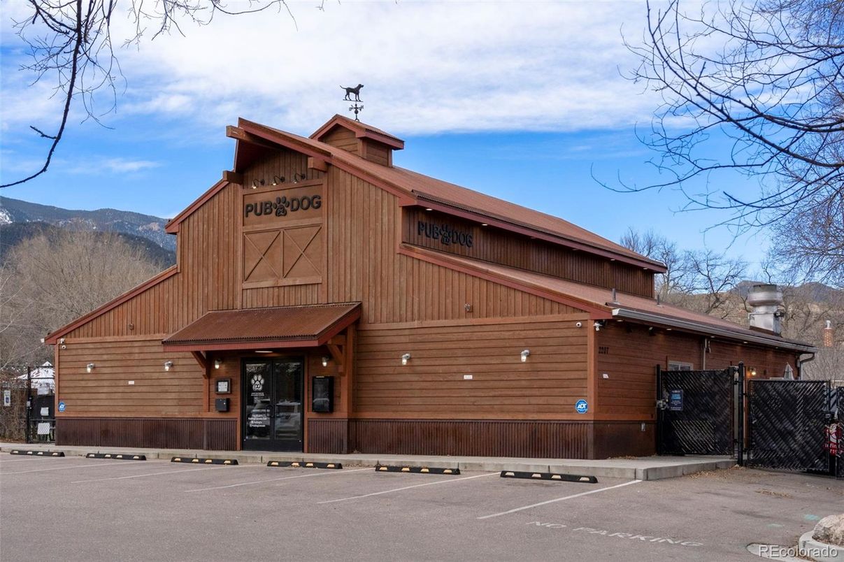 Exterior, Facade, Log Home