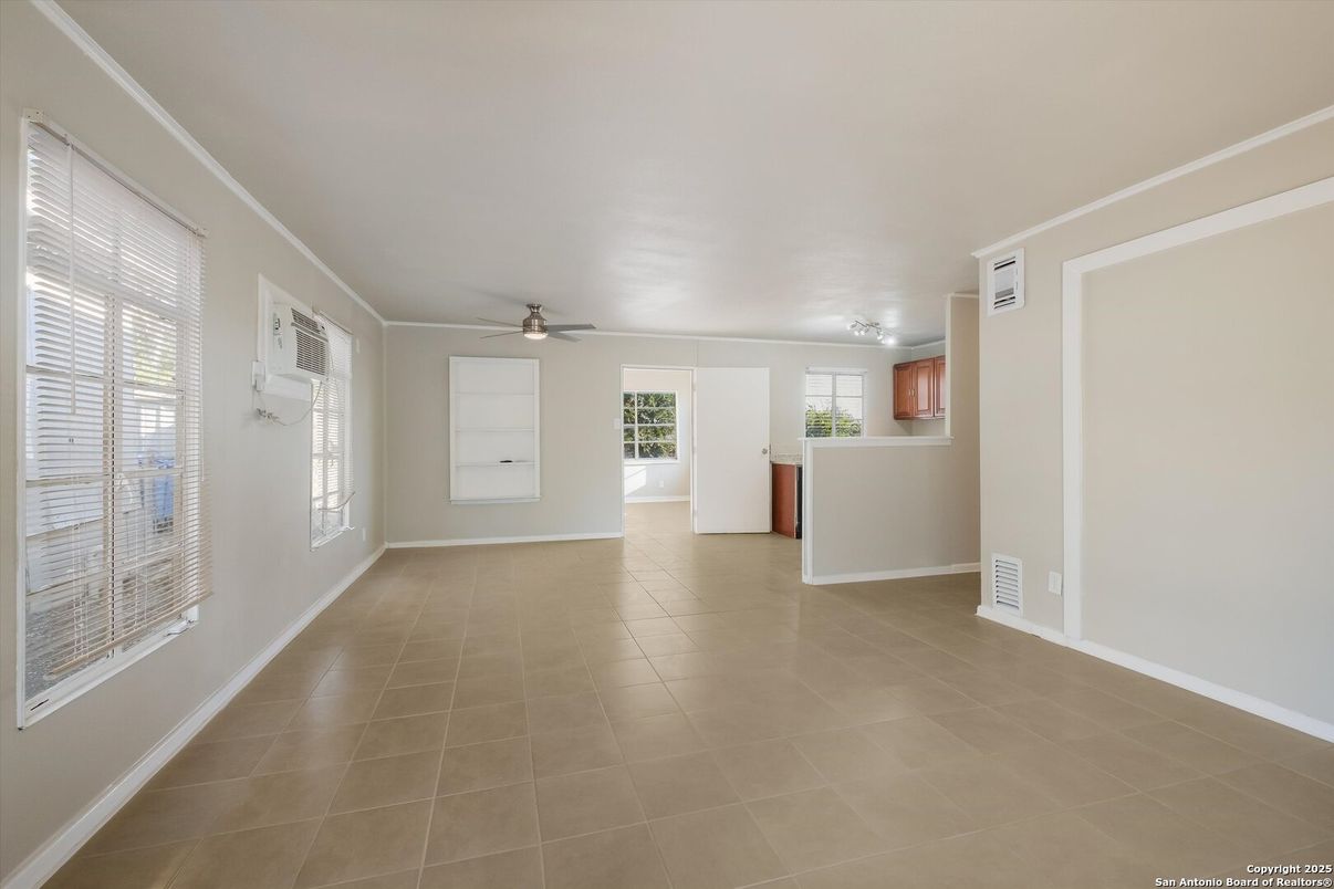 Empty room, Interior