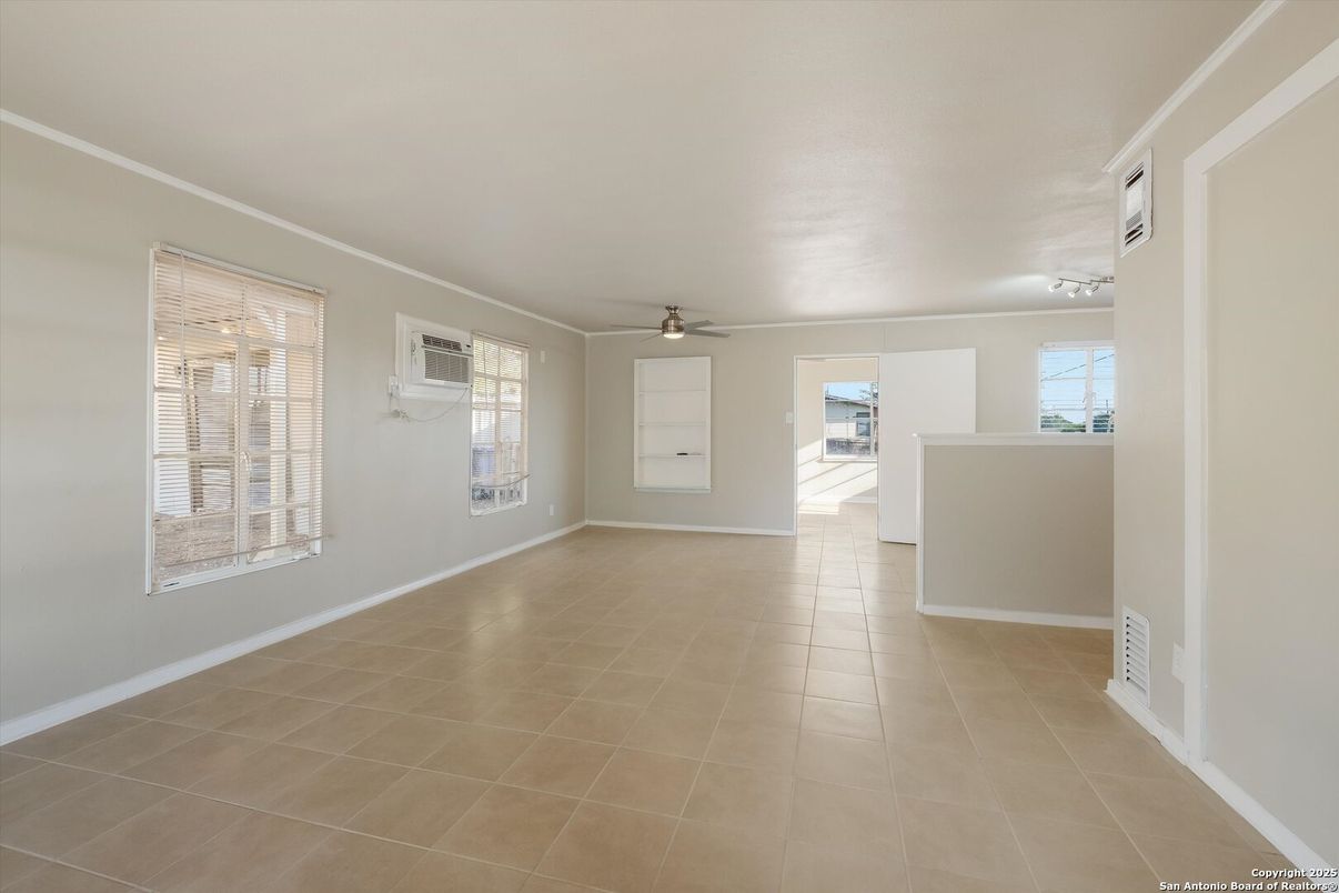 Empty room, Interior