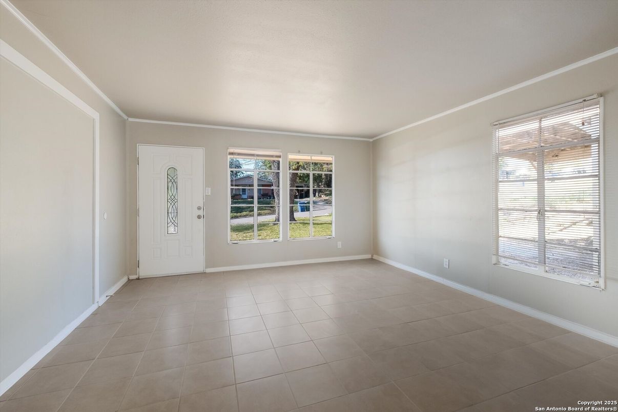 Empty room, Interior