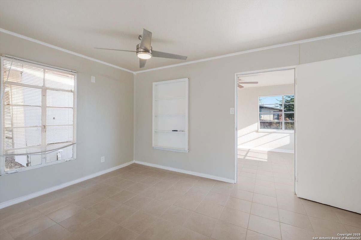 Empty room, Interior