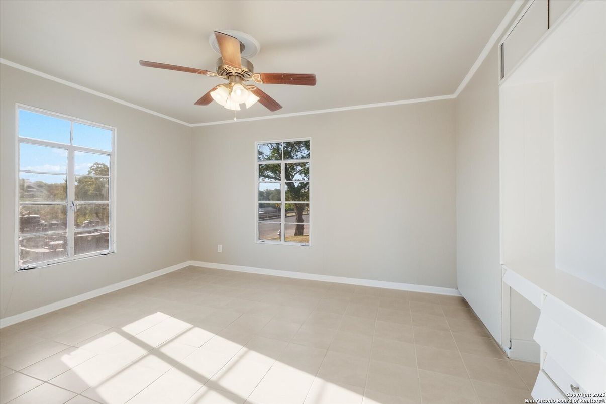 Empty room, Interior
