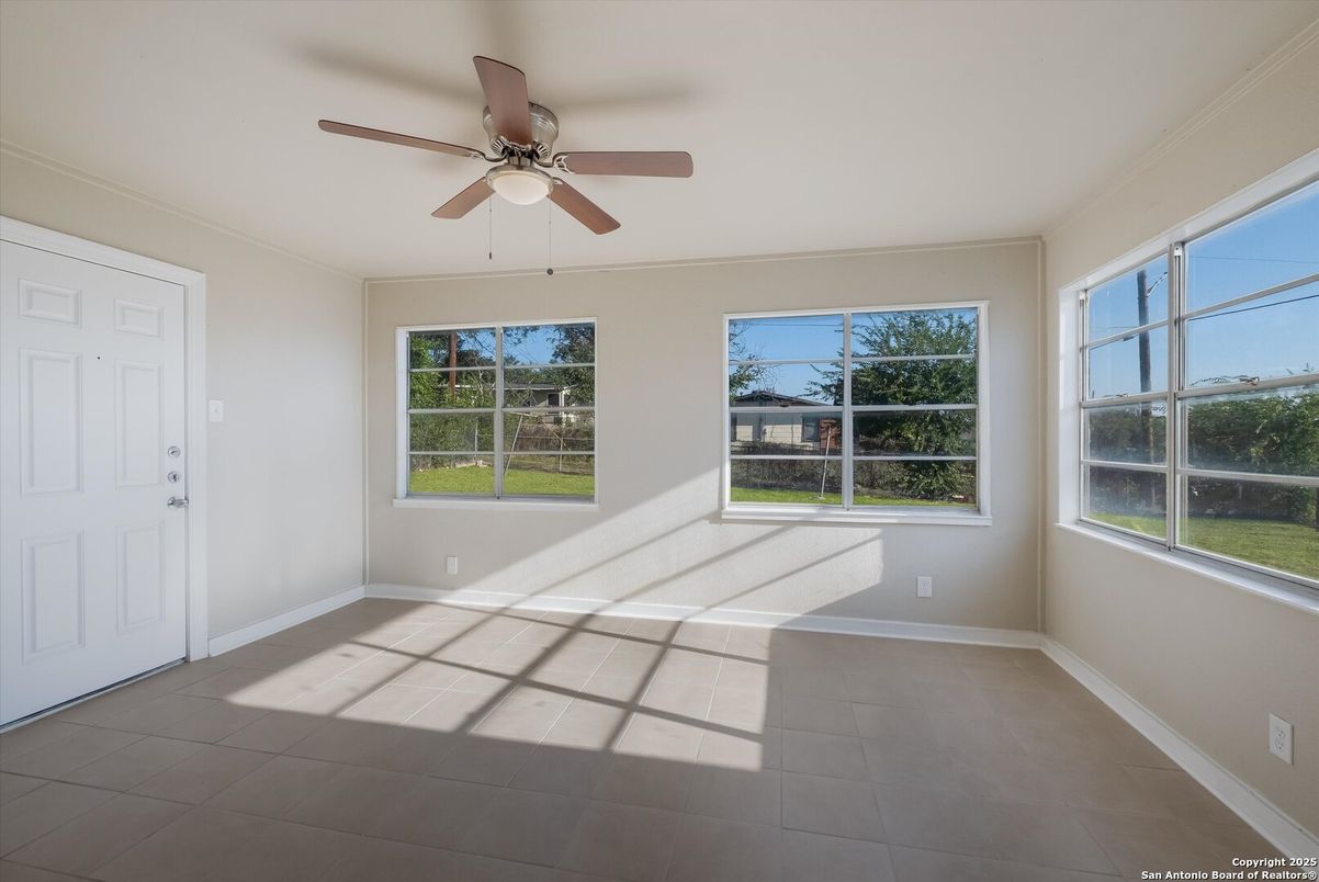Empty room, Interior