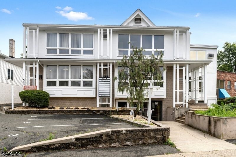 Exterior, Facade, Rowhouse