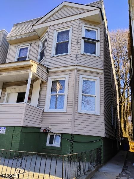 Exterior, Facade, Rowhouse