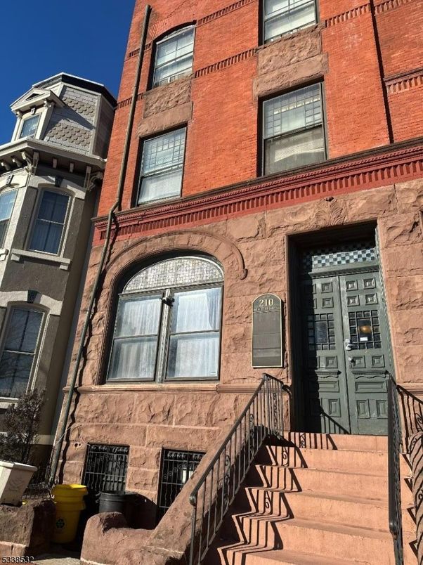 Exterior, Facade, Rowhouse