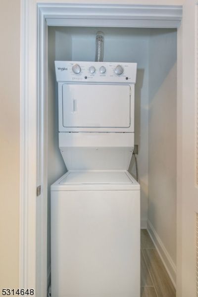 Interior, Utility Closets, Washer, Wood Texture Flooring